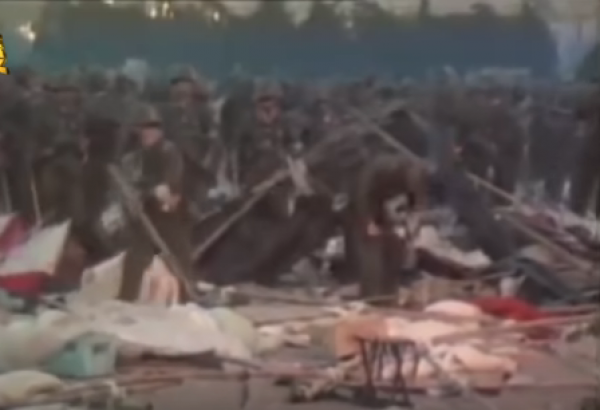 满目疮痍的天安门广场。