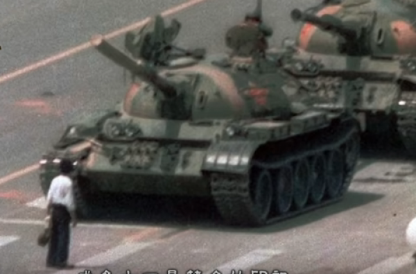 螳臂当车的勇士“坦克人”。