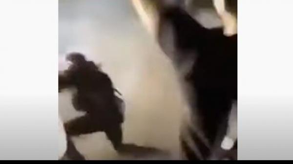 白宫外的抗议人群中,有人操着中国普通话口音,大声喊道:“快走!走走走走走走走走走走!”。(图片来源:视频截图)