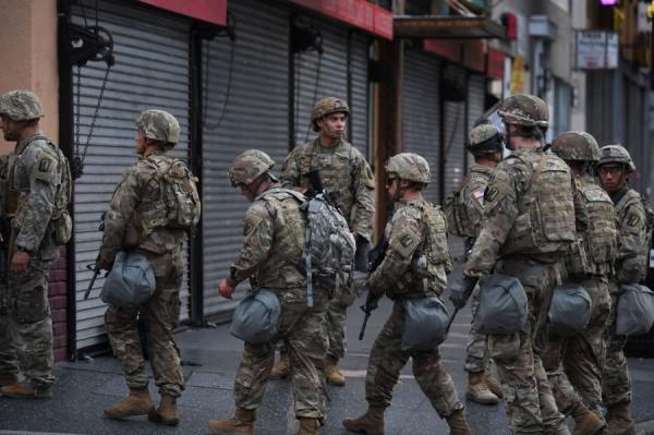 2020年6月1日,武装国民警卫队士兵在加州好莱坞巡逻,以防止发生抢劫。(图片来源:ROBYN BECK/AFP via Getty Images)