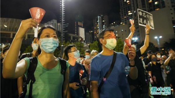 今天是六四31周年，香港市民无惧禁令，坚持到维园烛光悼念六四。（图片来源：Adrian/看中国）