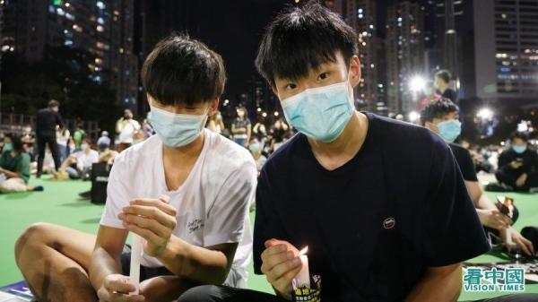 今天是六四31周年，香港市民无惧禁令，坚持到维园烛光悼念六四。（图片来源：Adrian/看中国）