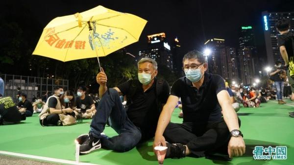 今天是六四31周年，香港市民无惧禁令，坚持到维园烛光悼念六四。（图片来源：Adrian/看中国）