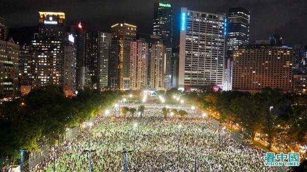 今天是六四31周年，香港市民无惧禁令，坚持到维园烛光悼念六四。（图片来源：Adrian/看中国）