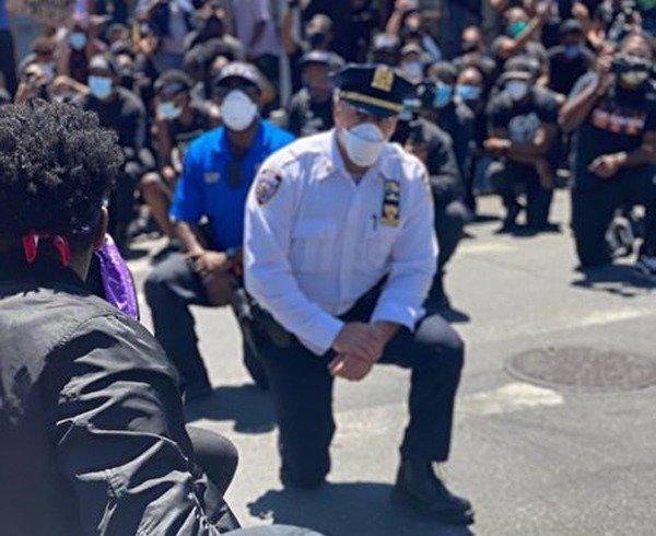 纽约103分局局长Vincent Tavalaro向抗议者单膝下跪,希望抗议者以和平的方式表达诉求。(图片来源:(NYPD Queens South)