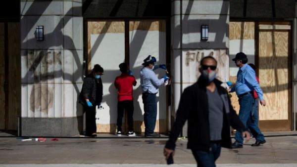 6月1日,民众在白宫附近清除涂鸦。(图片来源:BRENDAN SMIALOWSKI/AFP via Getty Images)