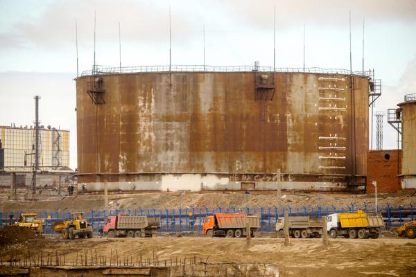 2020年6月6日,拖拉机和卡车正在诺里尔斯克郊外的TPP-3火力发电厂的储油桶附近工作。(AFP/Getty Images)