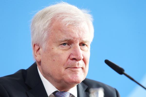 6月10日,德国内政部长对媒体宣布了重开边境的新政策。(Getty Images)