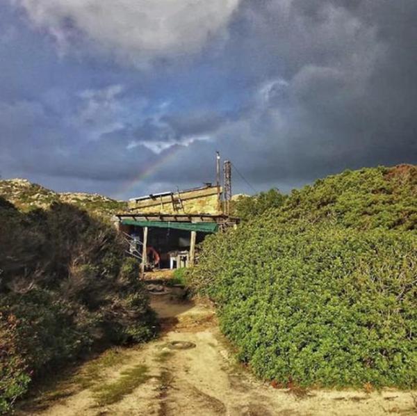 莫兰迪在岛上搭建的家