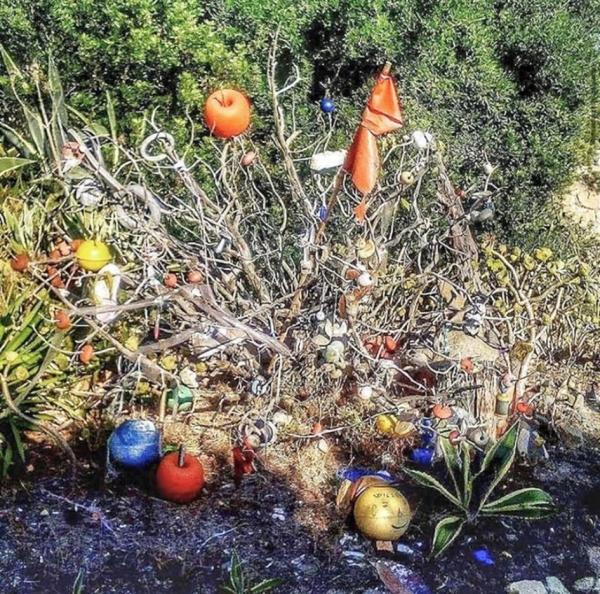 圣诞节,他给自己做了一棵圣诞树,还用彩色石头搭建起一个小洞穴。