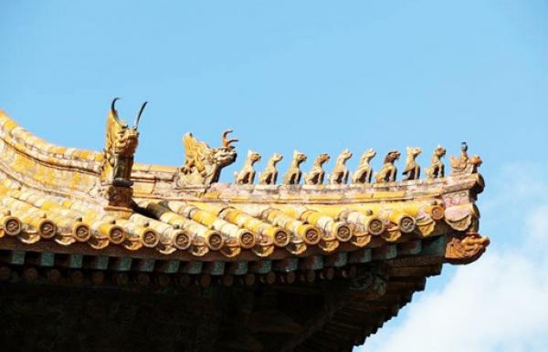 古代宫廷建筑上的吻兽排列有序。(公有领域)