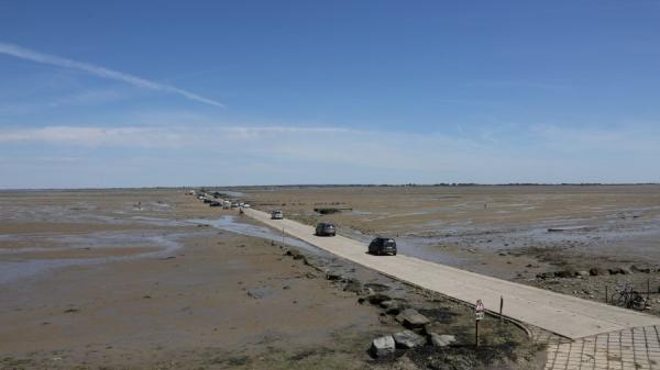 位于法国的格伊斯通道是一条“疯狂公路”,因为公路两侧都是海水,一天中只有两段时间可以通车,来往车辆必需把握每天这两次仅有的机会快速通过这条路。(图片来源: LUDOVIC MARIN/AFP via Getty Images)