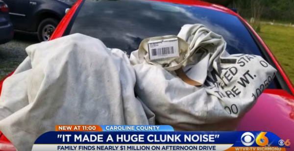 意外捡到藏有100万美元的行李包。( 以上图片均来源：视频截图)