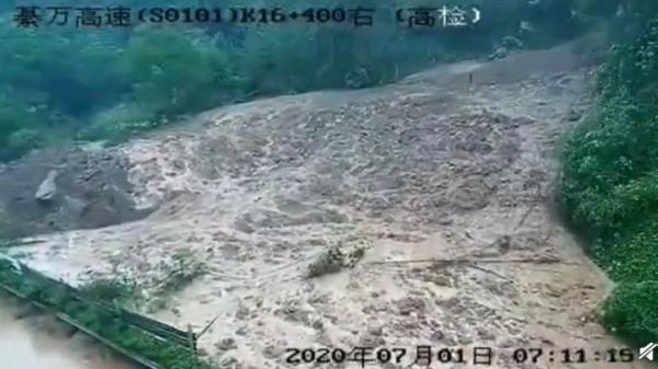 重庆綦万高速永城路段因暴雨冲刷再次出现塌方。（图片来源：微博截图）