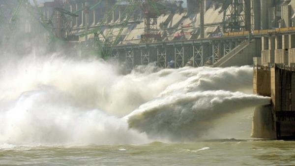 7月2日三峡大坝开闸泄洪。图为2005年10月发出的三峡大坝画面。(图片来源:LIU JIN/AFP/GettyImages)