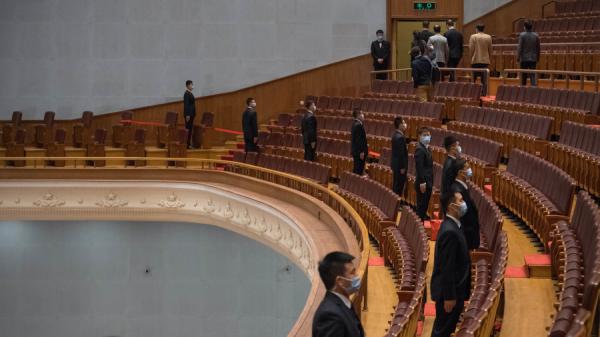 尽管大疫降临,中共权斗不止,半年拿下6名“大老虎”。图为2020年中共全国两会安保一幕(图片来源:Andrea Verdelli/Getty Images)