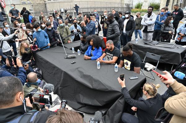 阿达玛的姐姐阿萨(中)6月9日在新闻发布会上。(AFP/Getty Images)