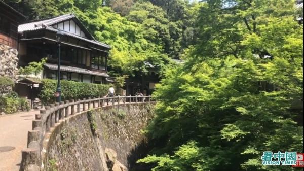 箕面公园内最富盛名的有两大特色，其一为深受当地人与游客喜爱的赏枫胜地，二则是拥有位列百选名瀑的箕面瀑布。（图片来源：看中国视频截图）