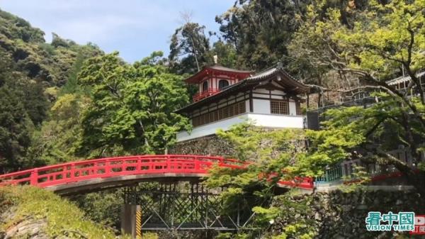 自然风光搭配园内古色古香的木造建筑，让人不自禁地爱上这绝美的风雅景色。 （图片来源：看中国视频截图）