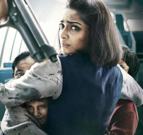 电影《Neerja》中Neerja Bhano保护三个孩子。(Getty Images)