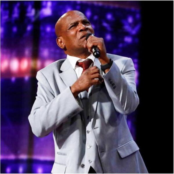 美国男子威廉斯在2020年《美国达人秀》初赛中演唱歌曲,令观众频频拭泪。(视频截图)