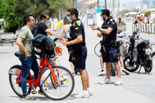 加泰罗尼亚警察要求民众戴口罩。（AFP via Getty Images）