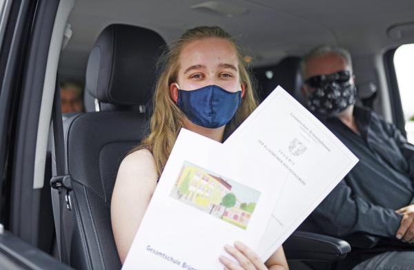 德国一个高中生展示她的毕业证书。(AFP via Getty Images)