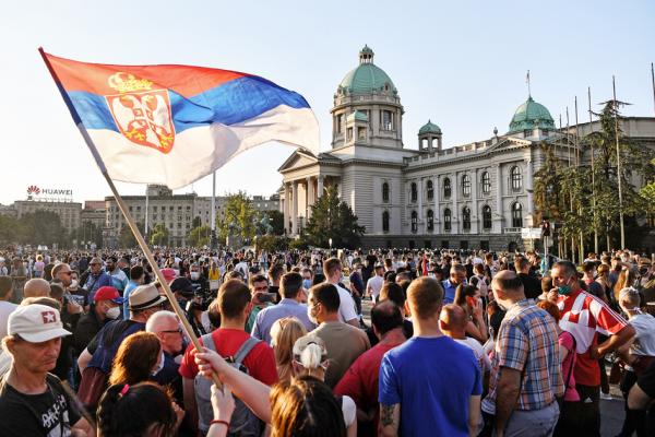 2020年7月8日,抗议者聚集在贝尔格莱德国民议会大楼外,抗议政府恢复实施禁足令。(AFP/Getty Images)