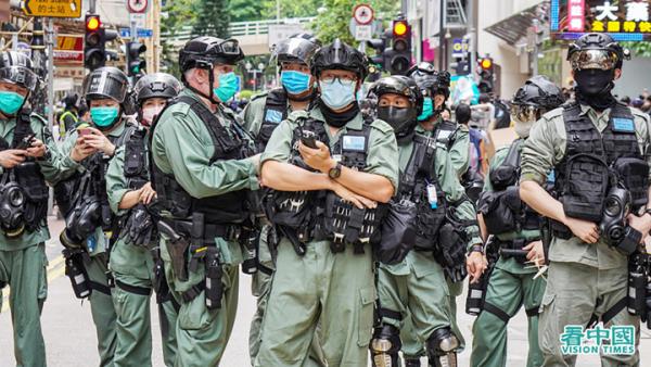 5月24日,港人上街抗议《国安法》,港警布防。(图片来源:Adrian/看中国)