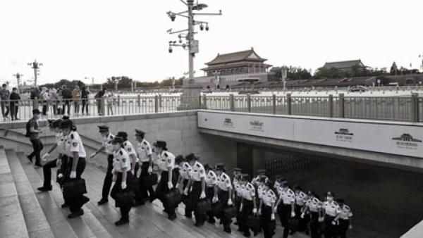 公安部人员走出天安门广场前隧道。(Getty Images)
