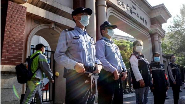 警察带着口罩在辽宁省沈阳市一所中学的入口处把守。示意图。（图片来源：STR/AFP via Getty Images）