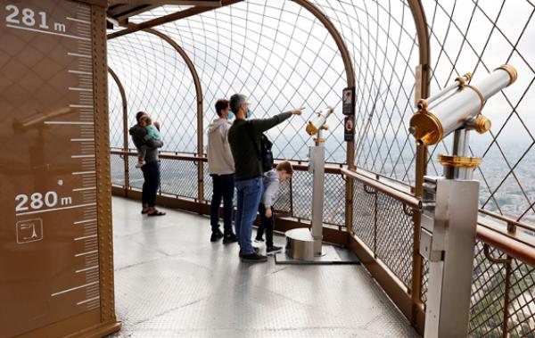 巴黎艾菲尔铁塔6月25日重新对外开放。图为7月15日登上铁塔观光的游客。(AFP via Getty Images)