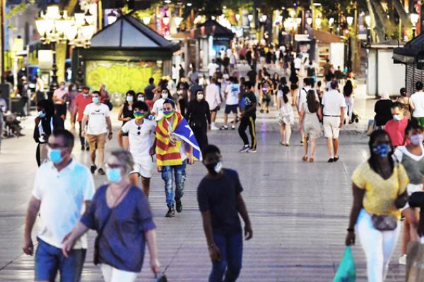 7月25日,人们在巴塞罗那一条街上散步。(AFP via Getty Images)