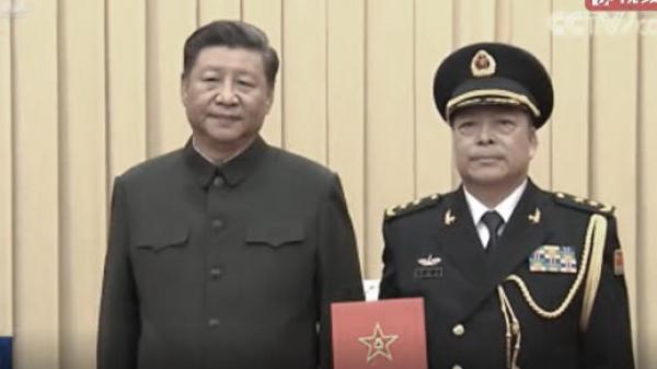 习近平愁容满面,在给徐忠波颁发命令状及两人合影留念时,毫无喜悦之情。