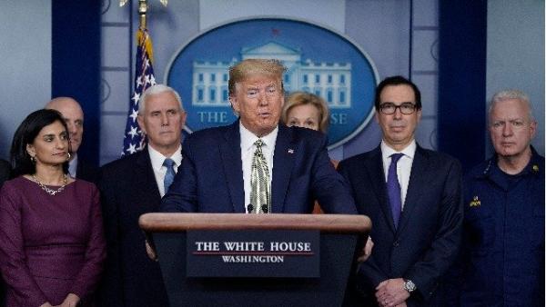 8月7日,川普总统为首的美国政府宣布制裁香港特首林郑月娥、中联办主任骆惠宁、港澳办主任夏宝龙、副主任张晓明等11人。(图片来源:Drew Angerer/Getty Images)