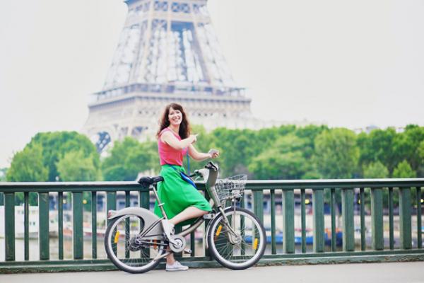 巴黎一位骑自行车的游客(123RF)
