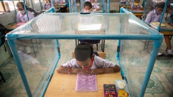 除了保持社交距离外,每个课桌上都有个塑料框。(图片来源:Lauren DeCicca/Getty Images)