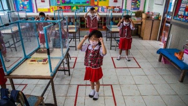 孩子们严格保持社交距离。(图片来源:Lauren DeCicca/Getty Images)