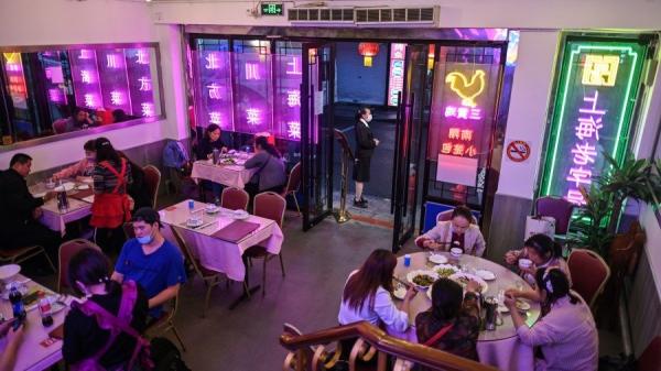 大陆已有至少18个省份的餐饮、烹饪类协会要求当地餐饮行业限制食客点餐。(图片来源:HECTOR RETAMAL/AFP via Getty Images)