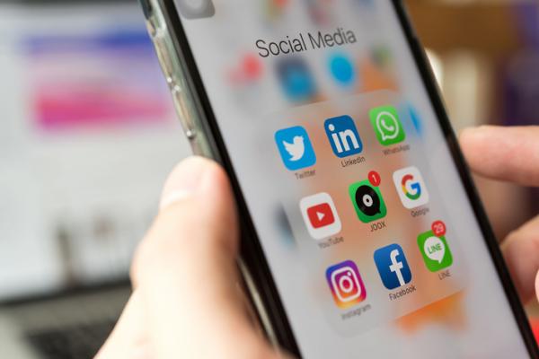 手机上的应用程序(123RF)