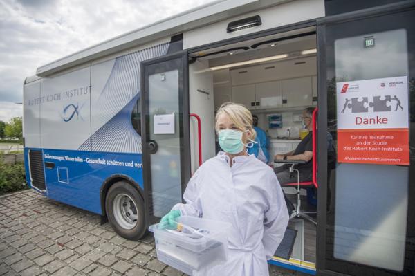 德国医护人员在库普弗采尔采集样本。(Thomas Lohnes/Getty Images)