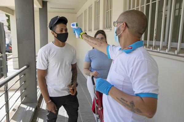 西班牙疫情加剧，患者年龄偏年轻。（Pablo Blazquez Dominguez/Getty Images）