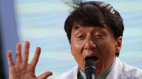 成龙代言的商品经常受到网友诟病,还被称为 “ 扫把星 ” “ 他挺谁谁死!” (图片来源:LOIC VENANCE/AFP/GettyImages)