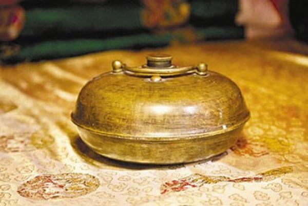 古代用来取暖的暖壶。(公有领域)