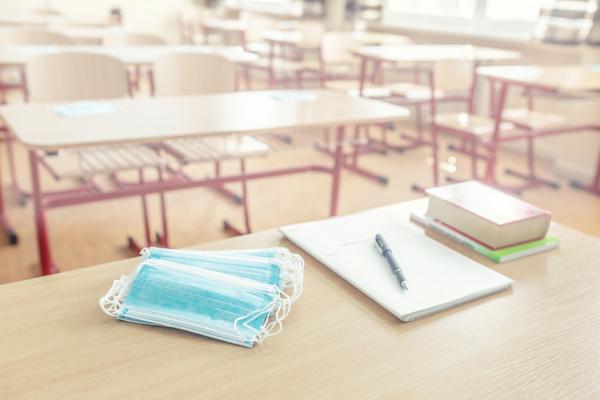 学校教室讲台上的口罩(123RF)