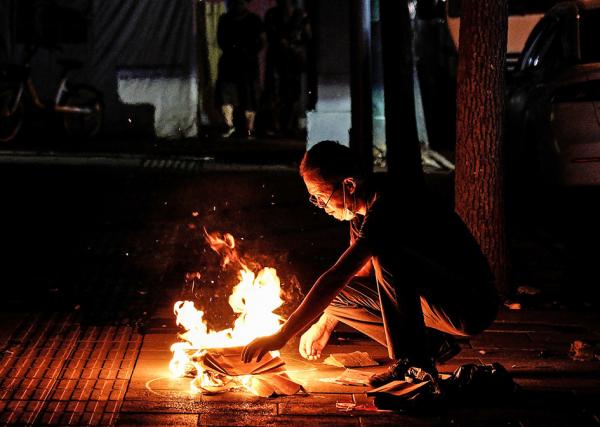 9月2日,中元节,祭奠逝者的武汉市民(Getty Images)
