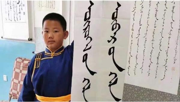 蒙古族学生手持“外语是工具,母语是灵魂”的标语。