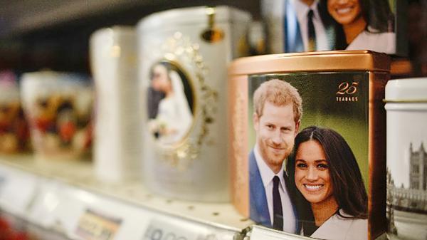 印有哈里和梅根照片的纪念品(Peter Summers/Getty Images)
