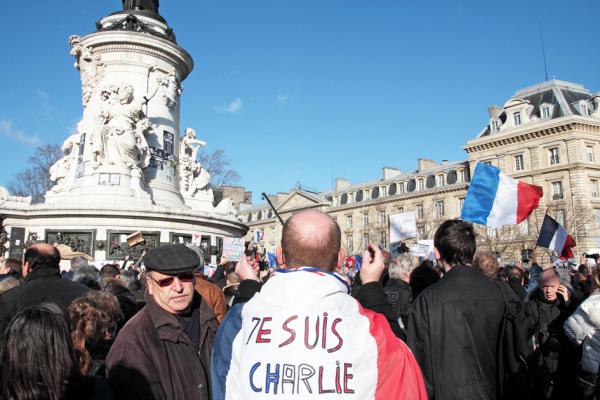 2015年1月11日,查理周刊总部恐袭事件后,市民在巴黎共和国广场纪念遇害者。(123RF)