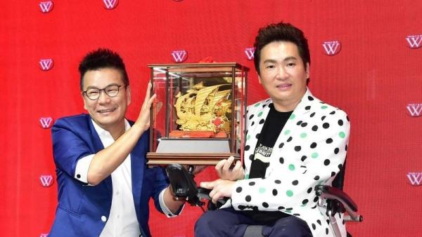 沈玉琳送帆船模型,祝蔡义德一帆风顺。(图片来源:自由时报/陈逸宽摄)